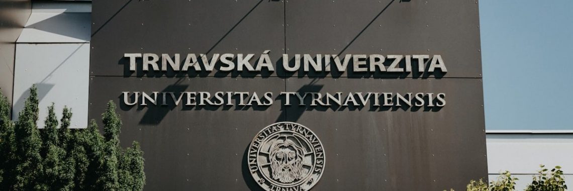 a sign on the side of a building that says travavska university